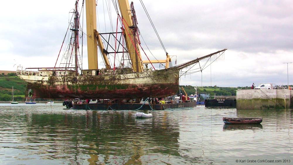 IMG_0394 crane moves to free the barge