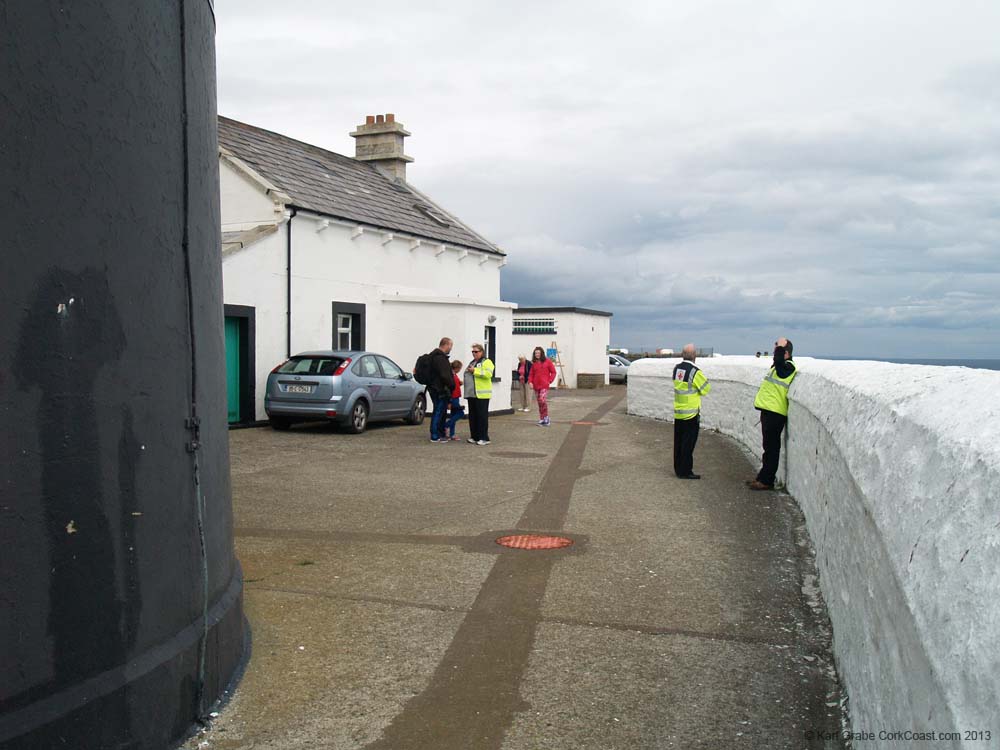 KG075413 visitors + volunteers + red cross