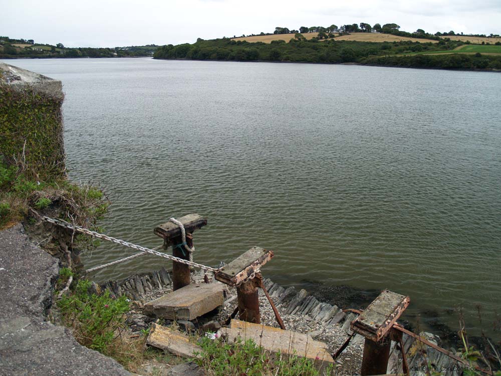 KG075462 a boat is moored to the chain
