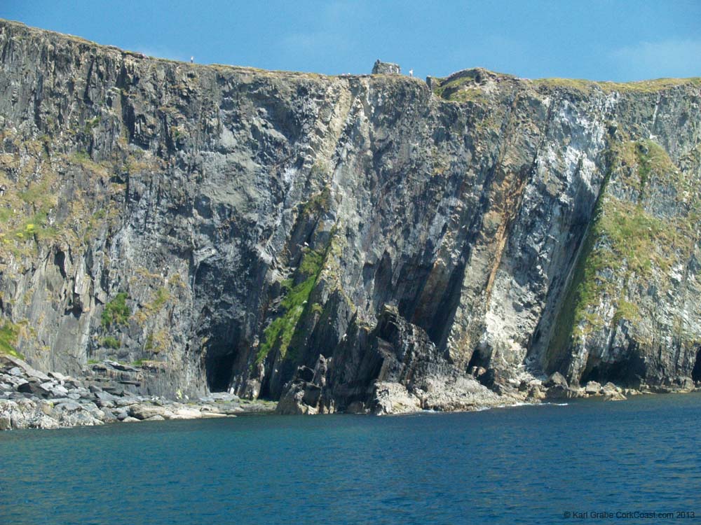 KG091884 cliffs rocks people castle